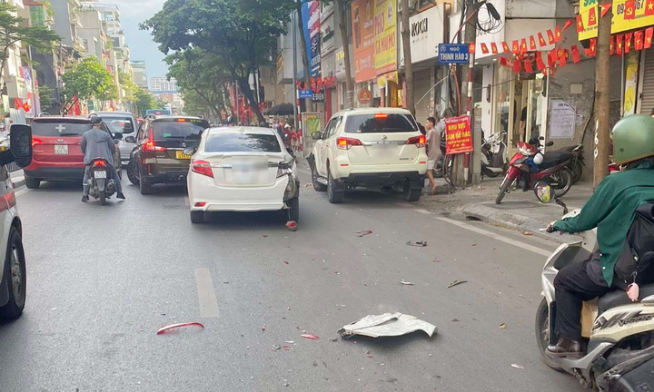 Ô tô tông liên hoàn vào nhiều phương tiện trên phố Hà Nội, 4 người bị thương- Ảnh 1.