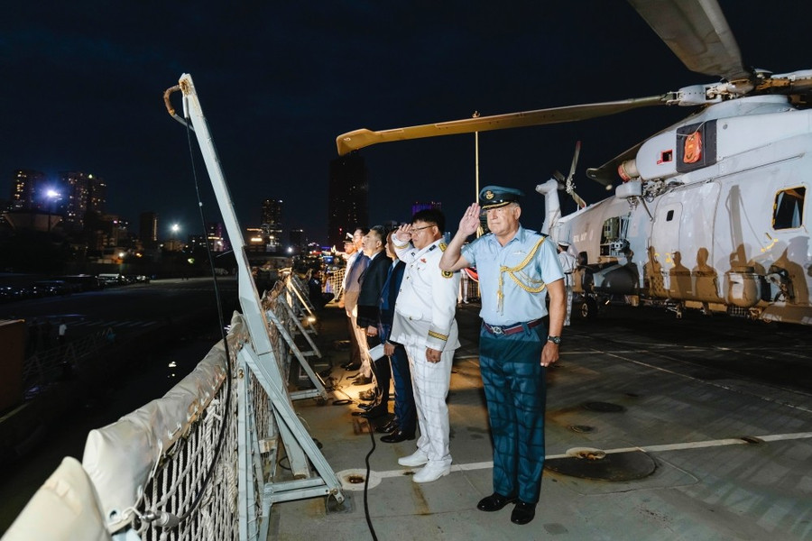 T&agrave;u HMS Richmond của Hải qu&acirc;n Anh thăm Việt Nam- Ảnh 2.