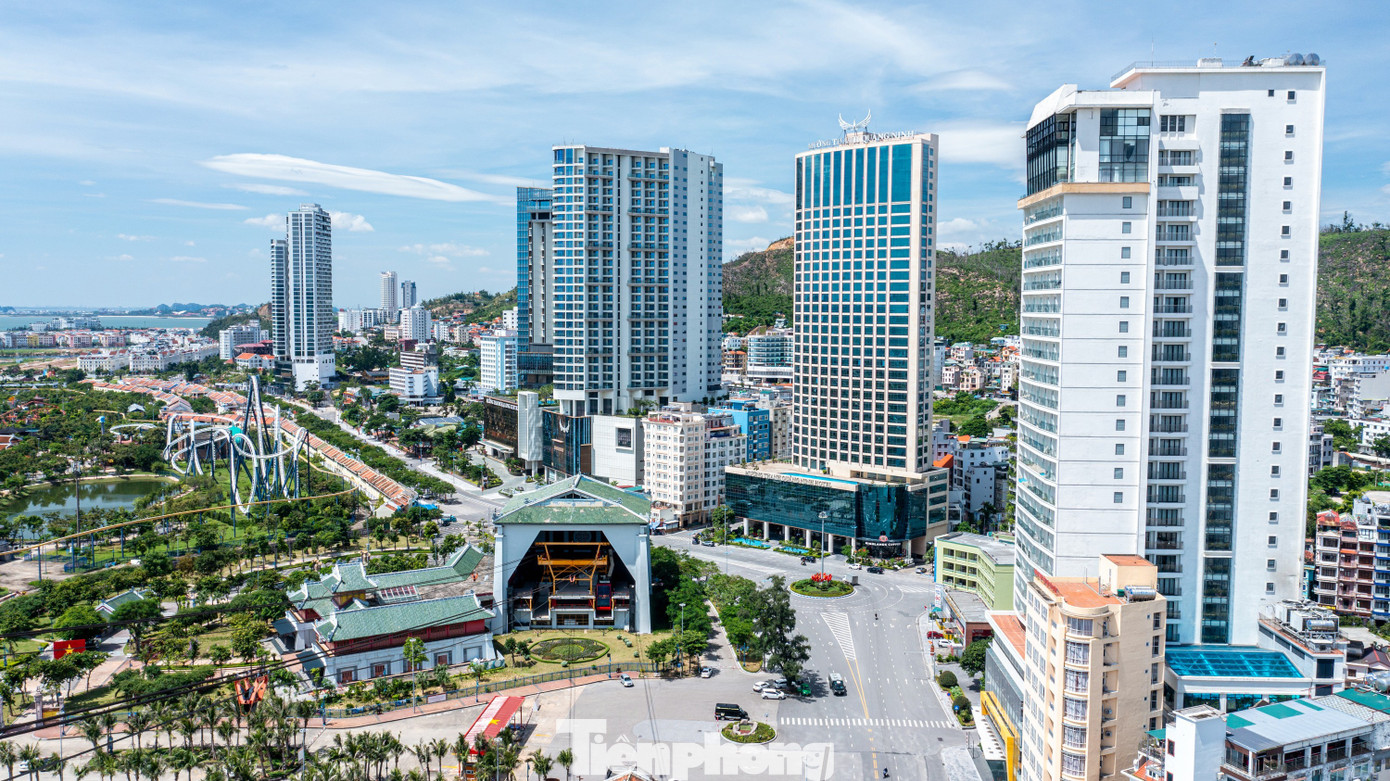 Khách sạn khu du lịch ở Quảng Ninh chèn cửa chống bão- Ảnh 1.