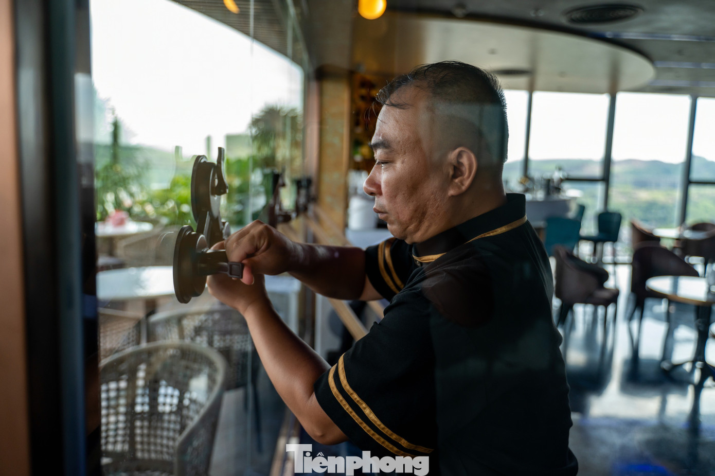 Khách sạn khu du lịch ở Quảng Ninh chèn cửa chống bão- Ảnh 11.