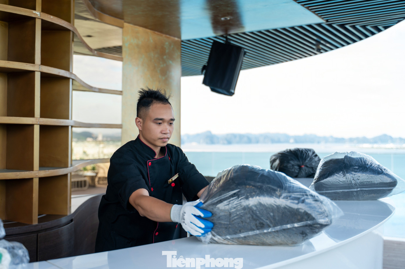 Khách sạn khu du lịch ở Quảng Ninh chèn cửa chống bão- Ảnh 2.