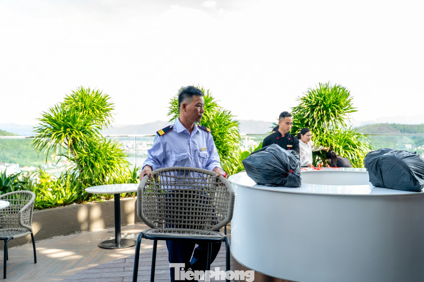 Khách sạn khu du lịch ở Quảng Ninh chèn cửa chống bão- Ảnh 10.