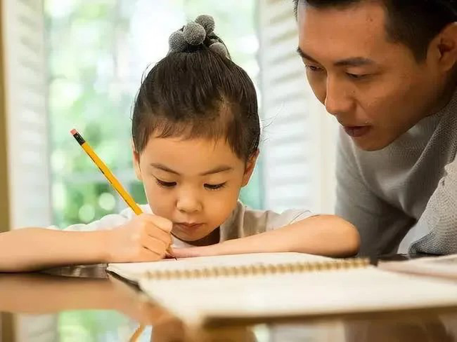 Giáo viên 25 năm dạy học nói thẳng: Đa phần con cái thành công bắt nguồn từ một câu nói “lạnh lùng” của cha mẹ- Ảnh 2.