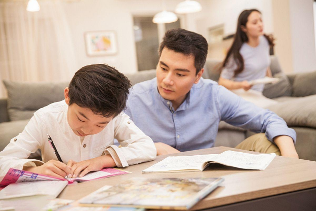 Giáo viên 25 năm dạy học nói thẳng: Đa phần con cái thành công bắt nguồn từ một câu nói “lạnh lùng” của cha mẹ- Ảnh 1.