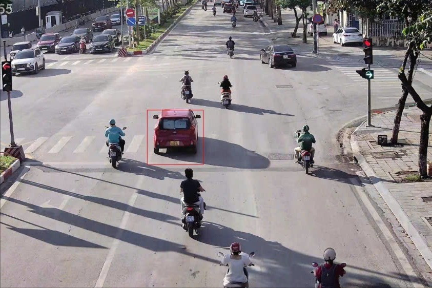 Trong 12 giờ, camera AI 'bắt' gần 1.800 trường hợp vi phạm giao thông ở Hà Nội- Ảnh 1.