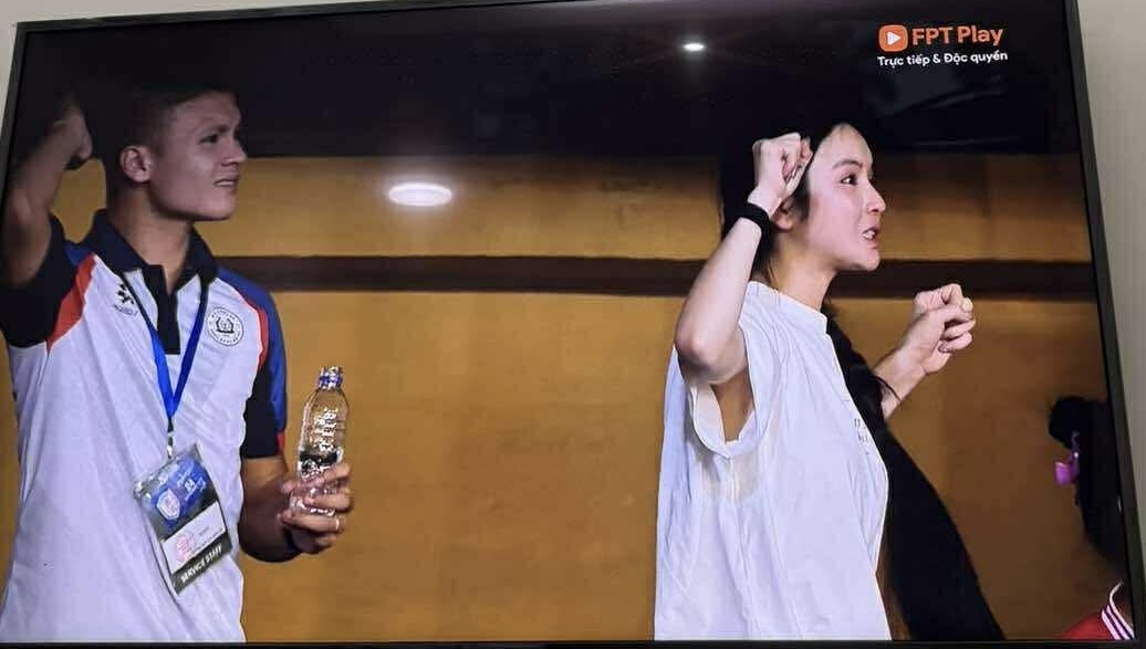Quang Hải chấn thương ngồi khán đài cùng Chu Thanh Huyền xem CAHN thi đấu, biểu cảm của nàng WAG còn 