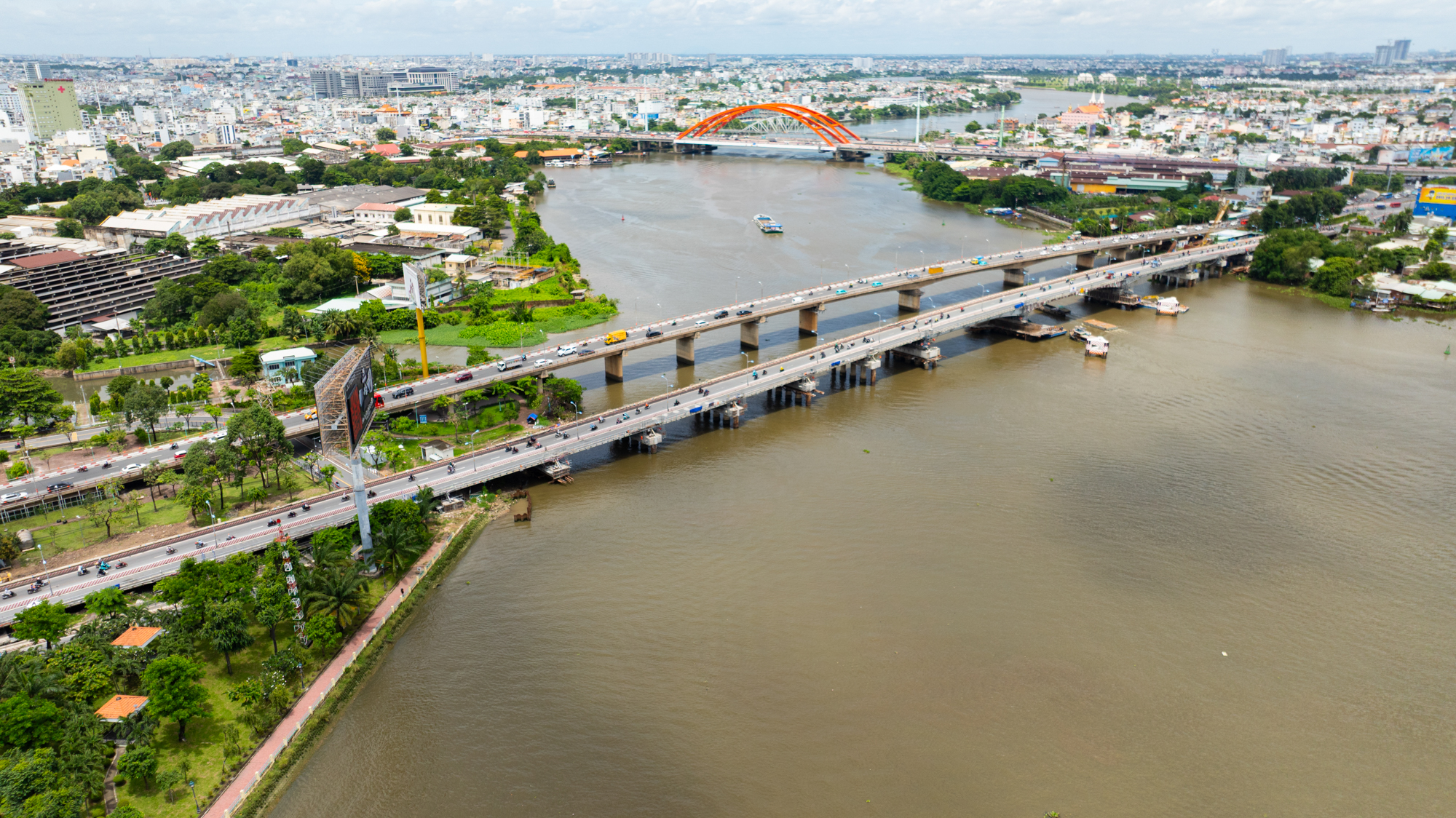 Toàn cảnh công trường nâng cầu lớn nhất Việt Nam: Huy động hơn 100 bộ kích thuỷ lực, nâng cầu 11.000 tấn, sai số dưới 1mm- Ảnh 1.