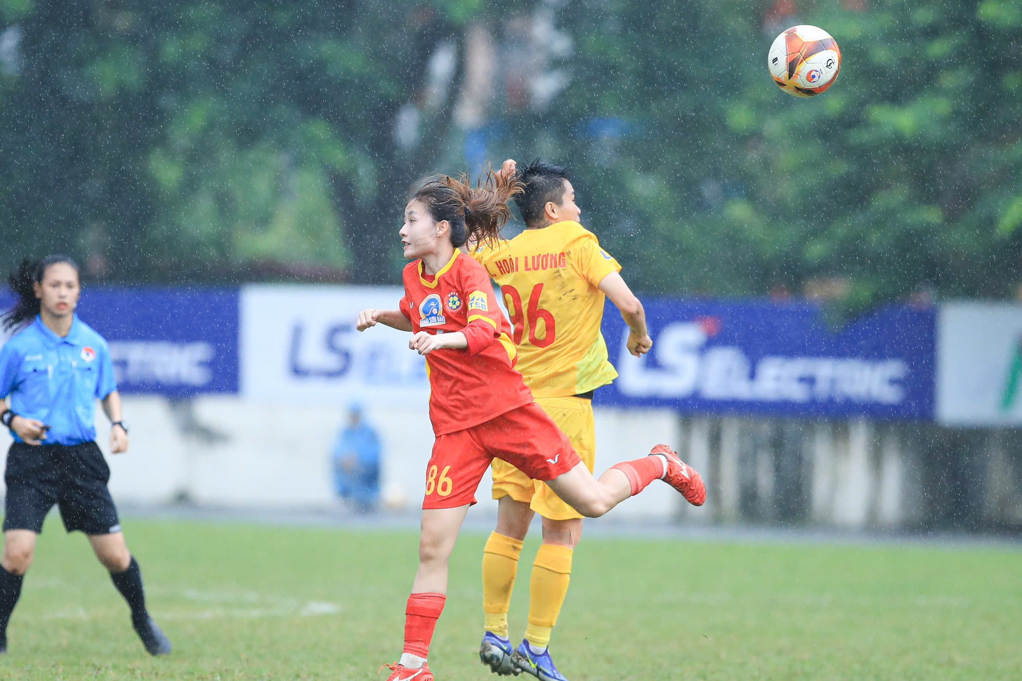 TP.HCM I đại thắng trận derby, cạnh tranh gắt gao ngôi vô địch- Ảnh 1.