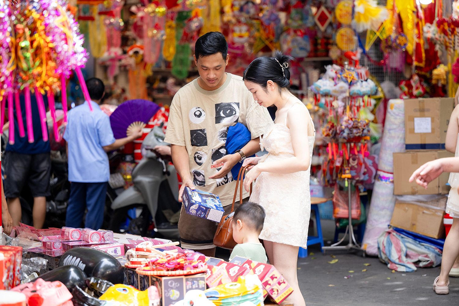 Phố Hàng Mã: Đồ chơi bạo lực công khai bày bán dịp Trung thu- Ảnh 17.