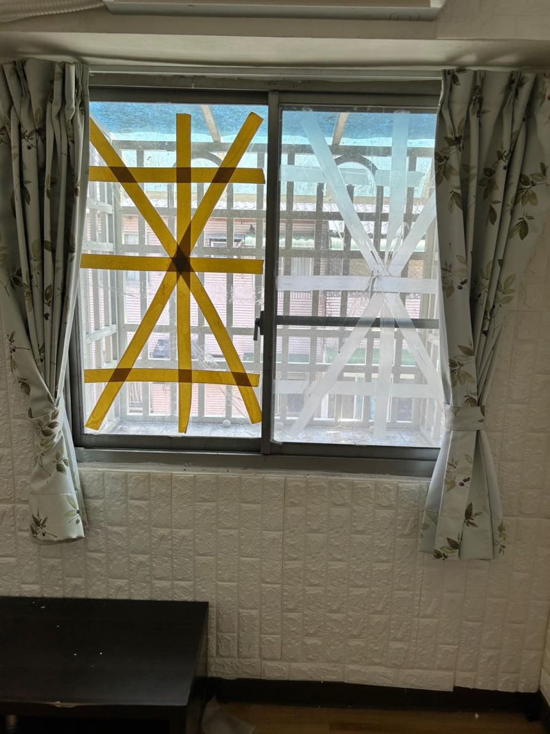 Cuộn băng d&iacute;nh bỗng 