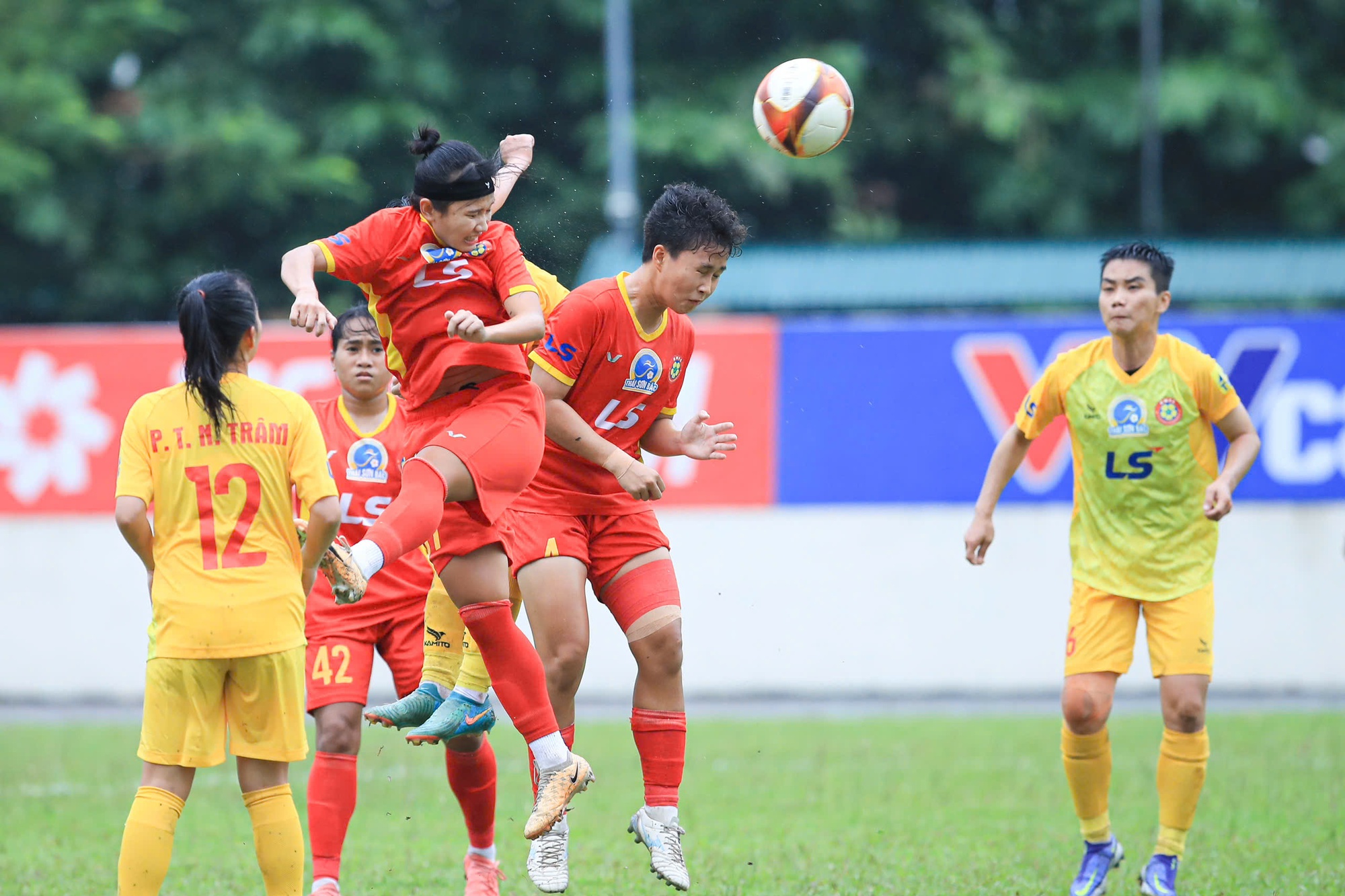 TP.HCM I đại thắng trận derby, cạnh tranh gắt gao ngôi vô địch- Ảnh 2.