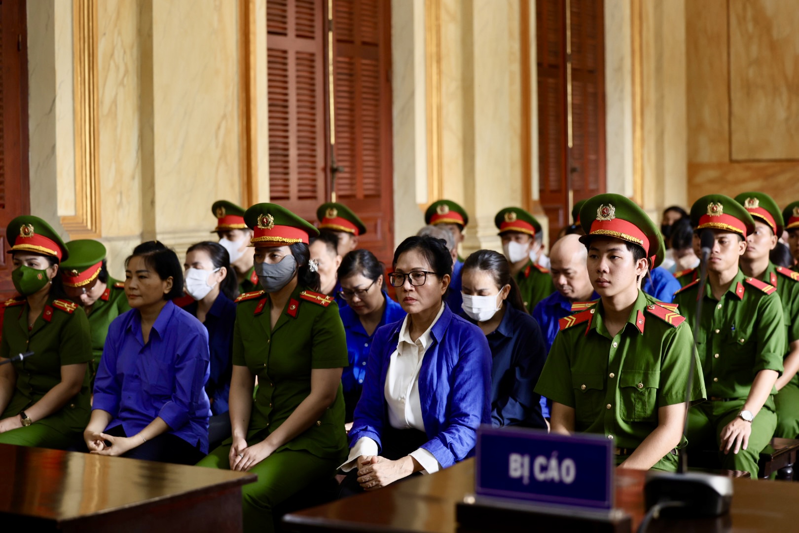 CLIP: Hình ảnh cựu Tổng Giám đốc SJC Lê Thuý Hằng hầu tòa sáng nay- Ảnh 2. CLIP: Hình ảnh cựu Tổng Giám đốc SJC Lê Thuý Hằng hầu tòa sáng nay- Ảnh 2.