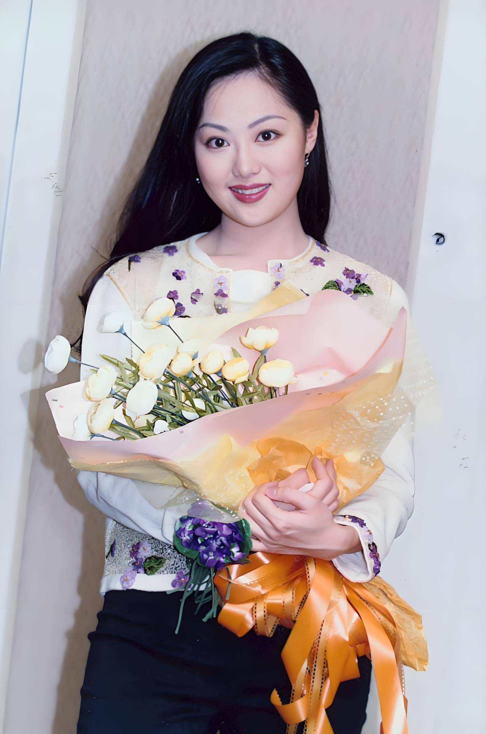 Mỹ nhân từng khiến 2 đại gia phá sản giờ ra sao?- Ảnh 3. Mỹ nhân từng khiến 2 đại gia phá sản giờ ra sao?- Ảnh 3.