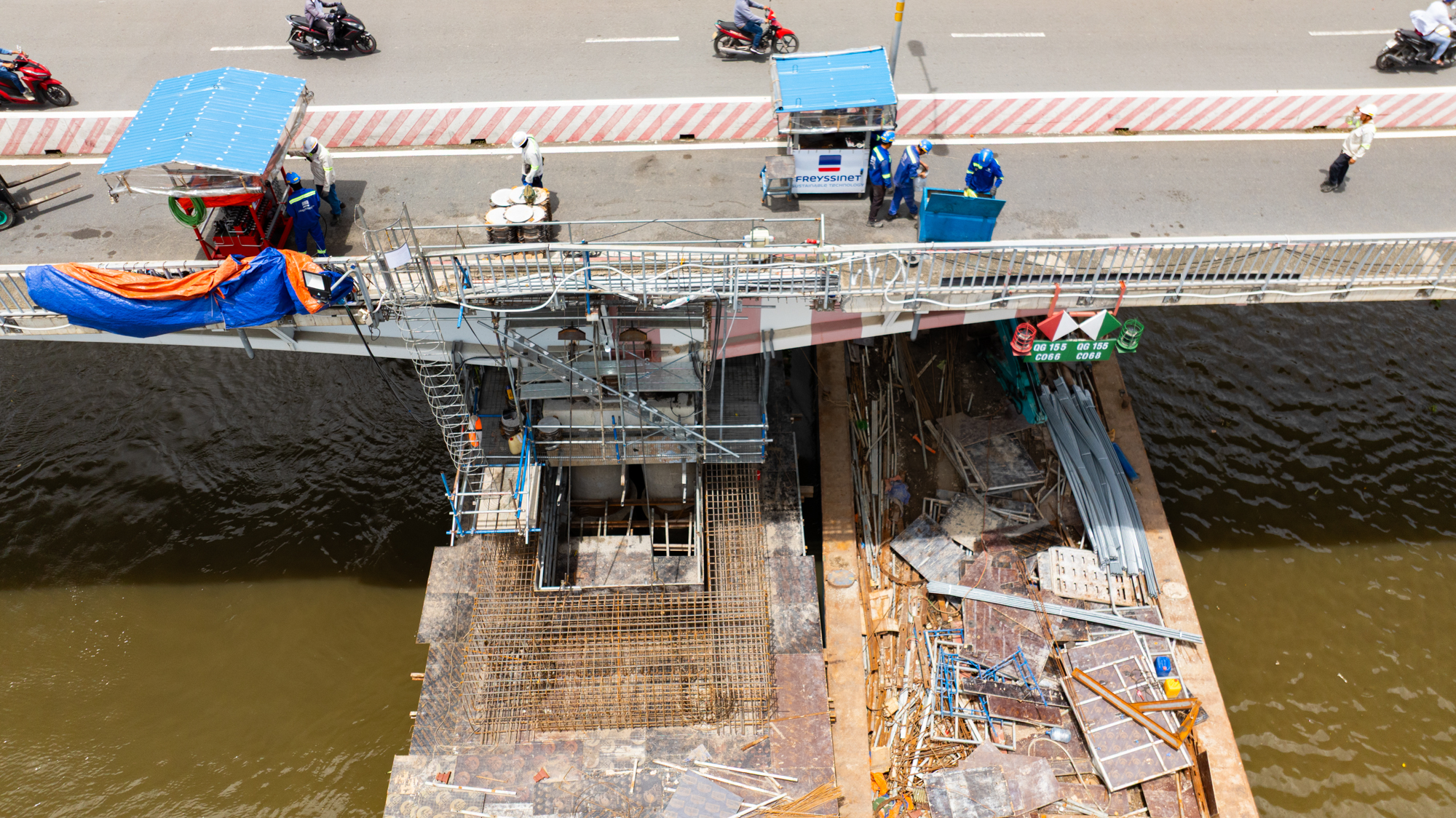 Toàn cảnh công trường nâng cầu lớn nhất Việt Nam: Huy động hơn 100 bộ kích thuỷ lực, nâng cầu 11.000 tấn, sai số dưới 1mm- Ảnh 4.