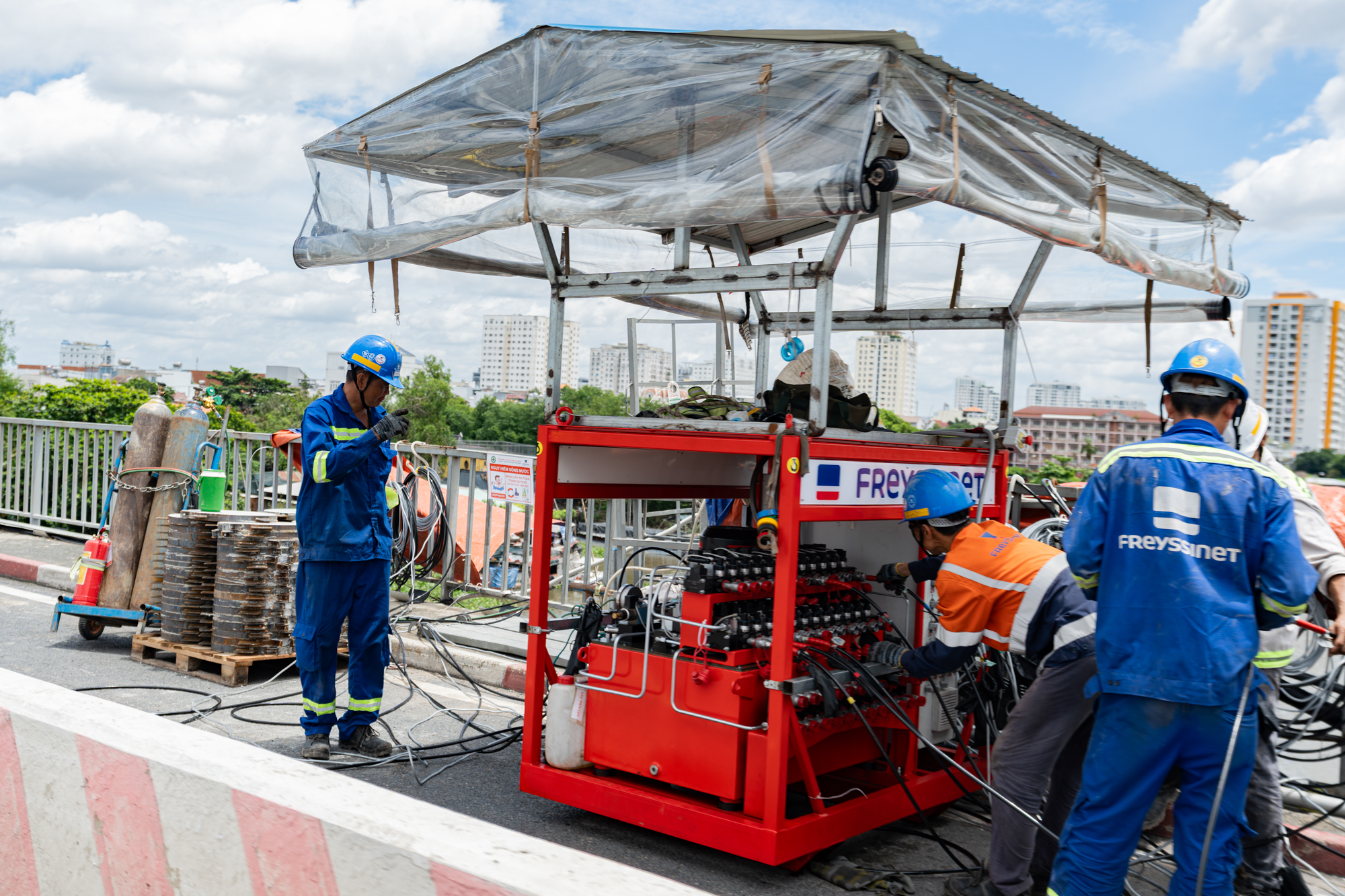 Toàn cảnh công trường nâng cầu lớn nhất Việt Nam: Huy động hơn 100 bộ kích thuỷ lực, nâng cầu 11.000 tấn, sai số dưới 1mm- Ảnh 5.