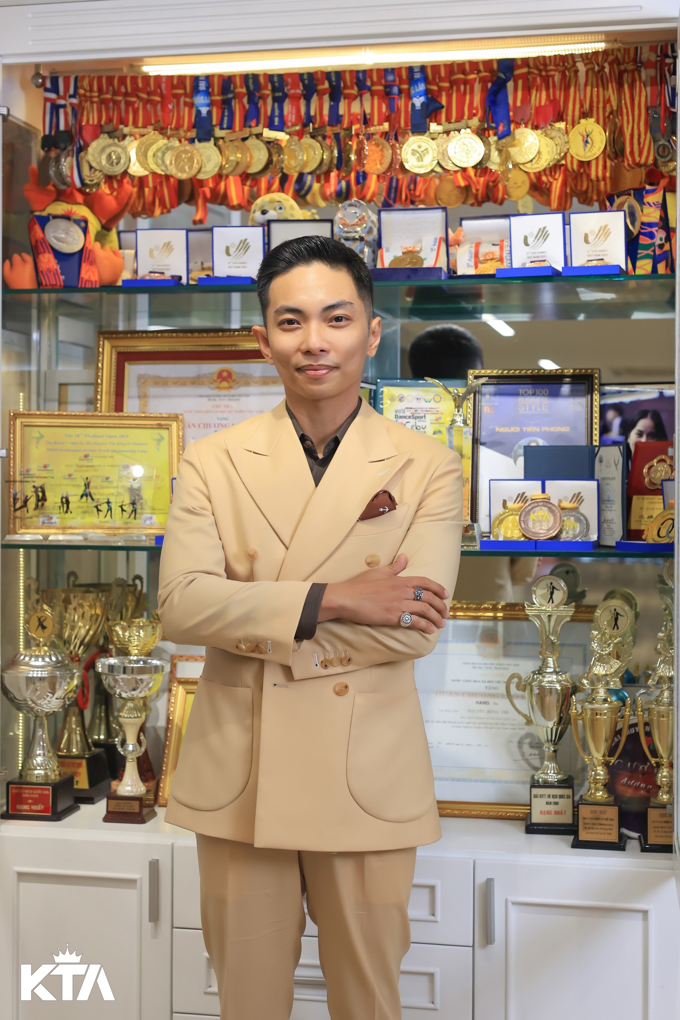 Ngoại hình nam nghệ sĩ là học trò kiêm chồng kém 11 tuổi của nữ Viện trưởng, sở hữu nhà 800m2 tại Bình Thạnh- Ảnh 12. Ngoại hình nam nghệ sĩ là học trò kiêm chồng kém 11 tuổi của nữ Viện trưởng, sở hữu nhà 800m2 tại Bình Thạnh- Ảnh 12.