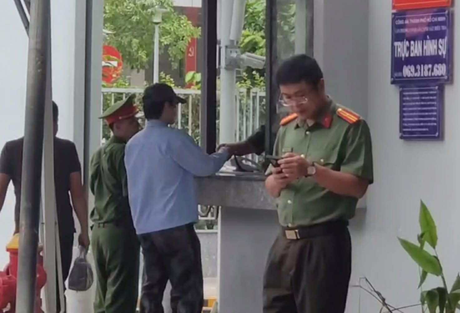 Ca sĩ Khánh Phương đeo khẩu trang và đội nón đến Công an TPHCM làm việc- Ảnh 1. Ca sĩ Khánh Phương đeo khẩu trang và đội nón đến Công an TPHCM làm việc- Ảnh 1.