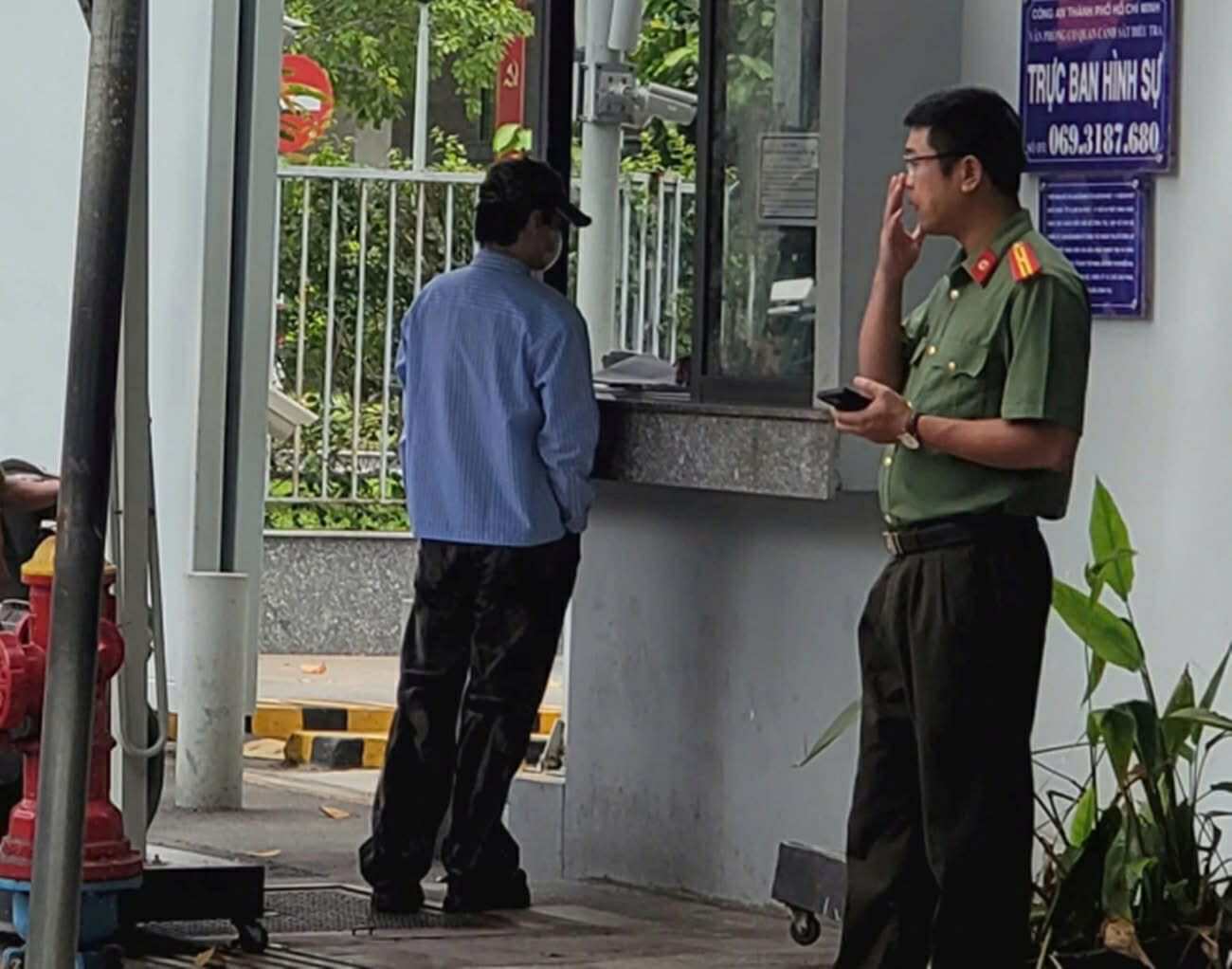 Ca sĩ Khánh Phương đeo khẩu trang và đội nón đến Công an TPHCM làm việc- Ảnh 2. Ca sĩ Khánh Phương đeo khẩu trang và đội nón đến Công an TPHCM làm việc- Ảnh 2.
