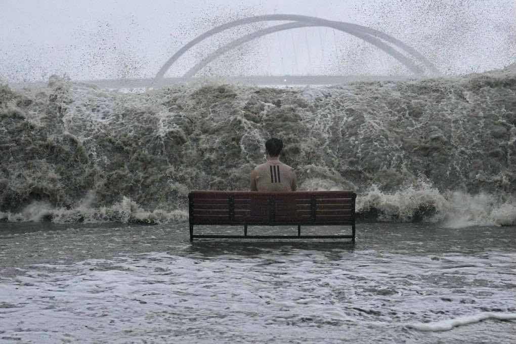 Bức ảnh khó hiểu trong siêu bão Ragasa- Ảnh 1. Bức ảnh khó hiểu trong siêu bão Ragasa- Ảnh 1.