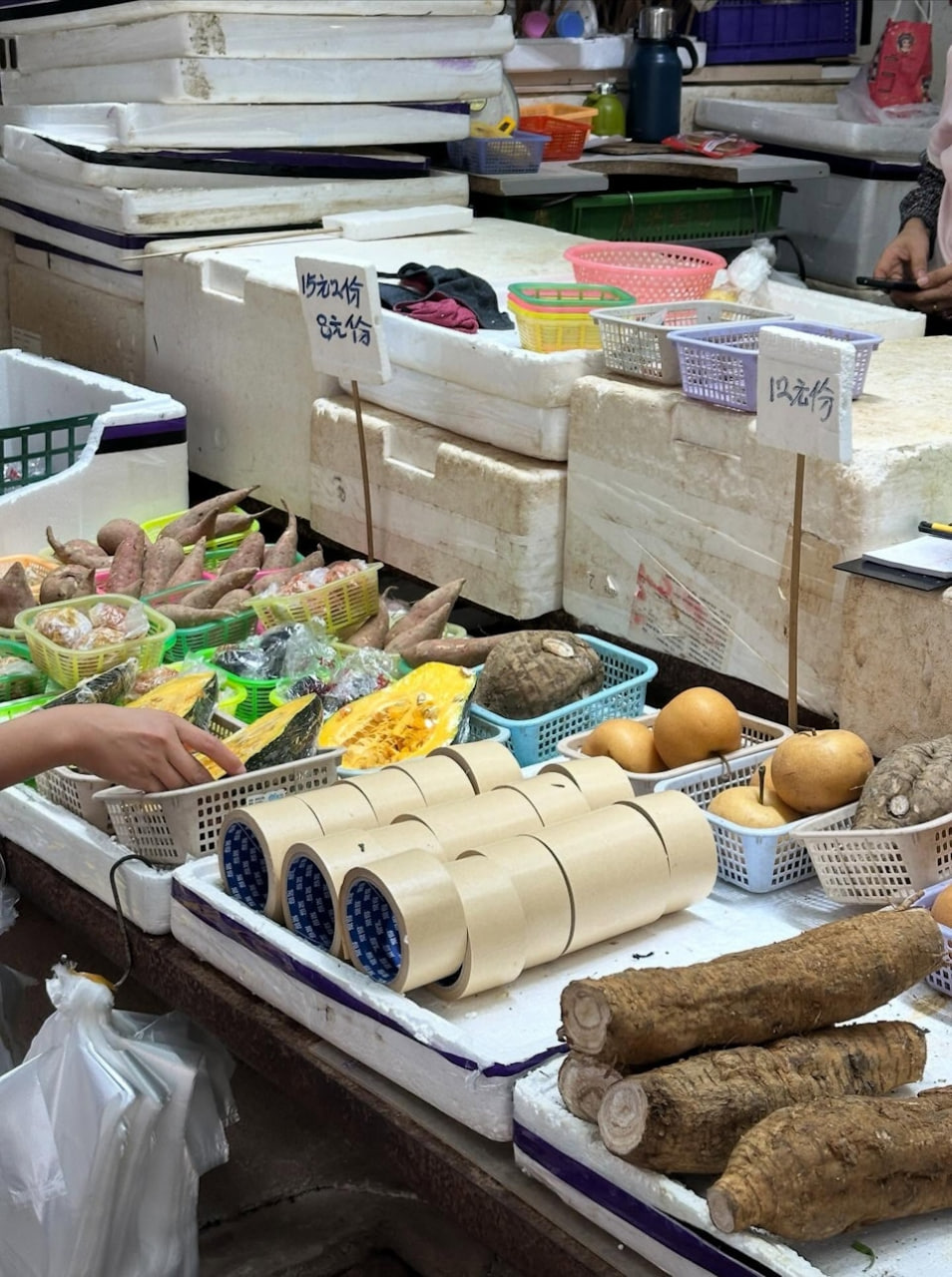 Cuộn băng d&iacute;nh bỗng 