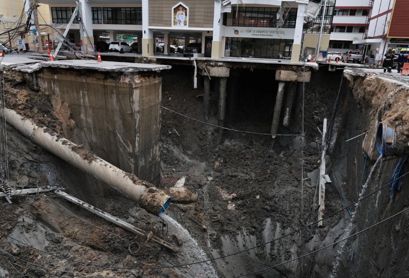 Vụ "hố tử thần" sâu 50m giữa lòng Bangkok: Hơn 50.000 bao cát được dùng để lấp khe hở, hé lộ nguyên nhân ban đầu- Ảnh 1.