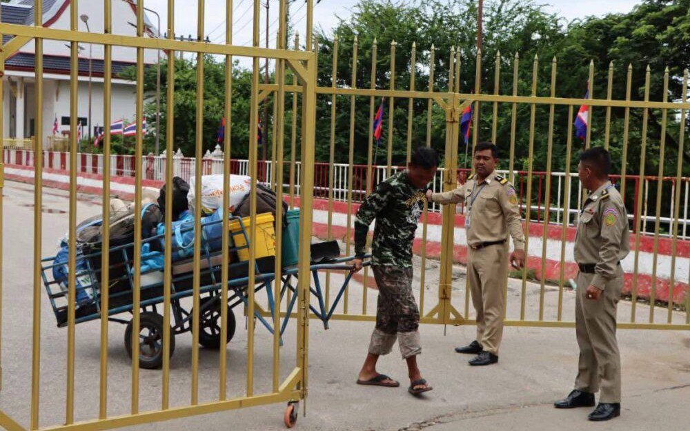 Chấn động Trung Quốc: 5 máy đếm tiền ‘sập nguồn’ vì bức tường tiền trong nhà quan tham- Ảnh 2.