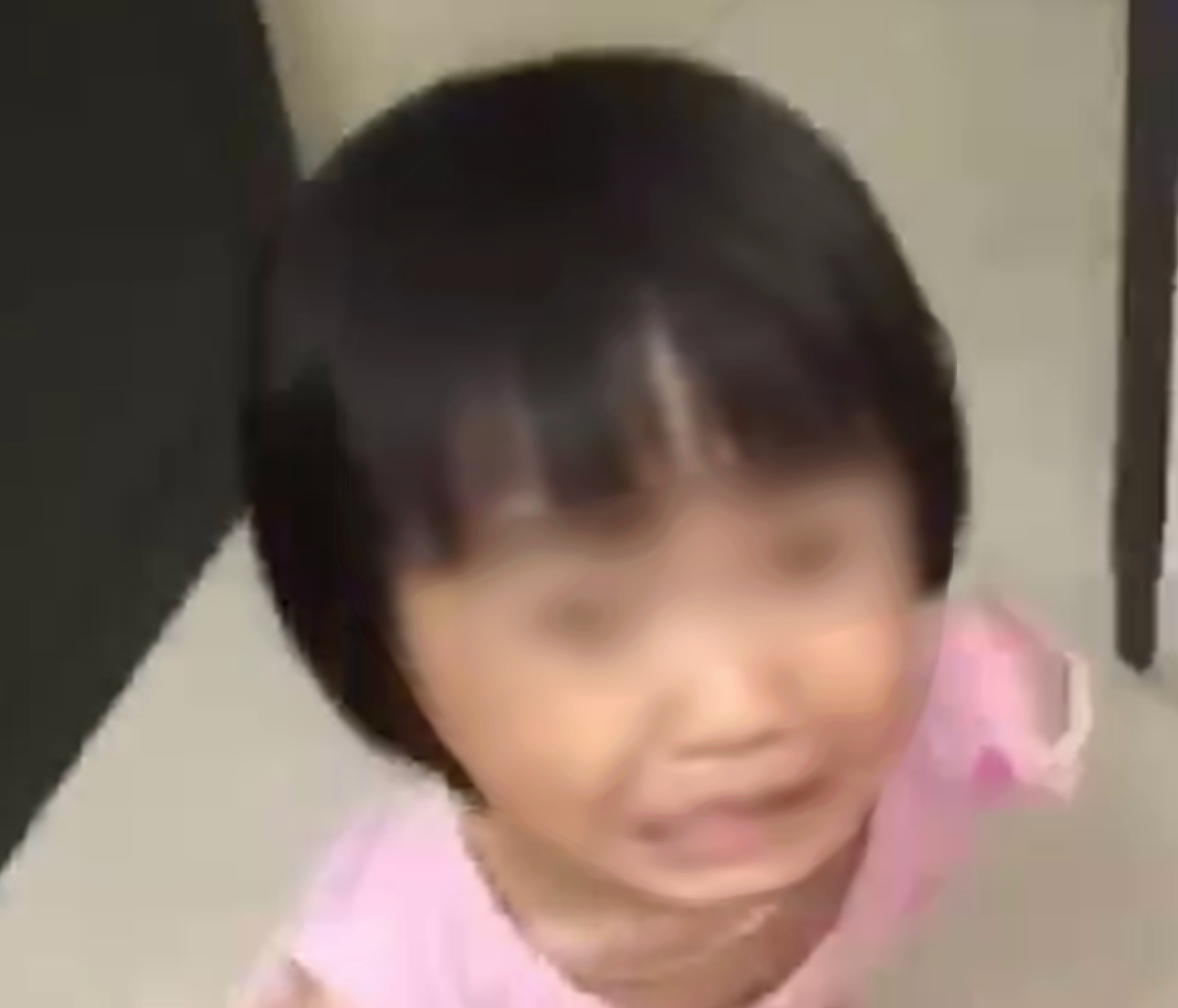 Công an vào cuộc vụ bố đẻ dùng dao đe doạ, đánh chửi bé gái vì mẹ "không gửi tiền về"- Ảnh 1.