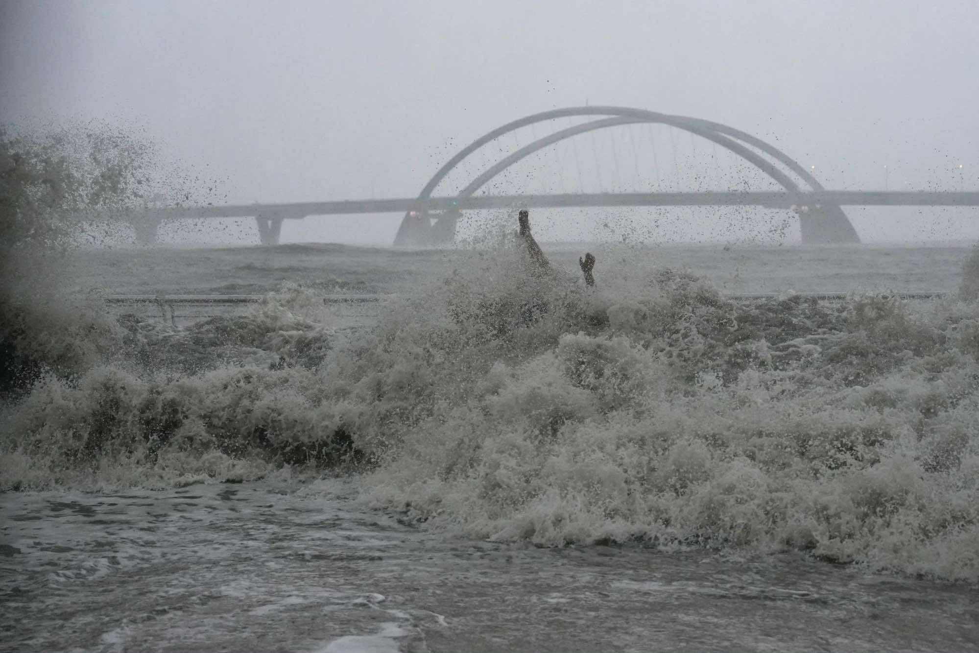 Bức ảnh khó hiểu trong siêu bão Ragasa- Ảnh 2. Bức ảnh khó hiểu trong siêu bão Ragasa- Ảnh 2.