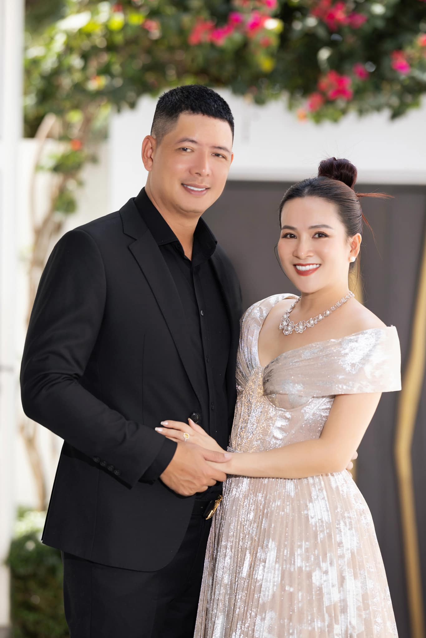 Vợ đại gia phản ứng khi "nam thần" Bình Minh bị chê nhan sắc tụt dốc: "Người chứ có phải vật đâu?"- Ảnh 2. Vợ đại gia phản ứng khi "nam thần" Bình Minh bị chê nhan sắc tụt dốc: "Người chứ có phải vật đâu?"- Ảnh 2.