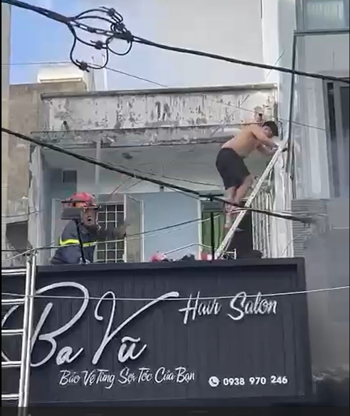 Cháy nhà cao tầng ở TPHCM, 6 người được giải cứu- Ảnh 1.