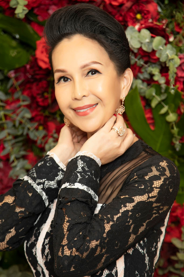 Mỹ nhân Vbiz U65 vẫn không ai qua nổi: Được phong "Hoa hậu không ngai", suốt 40 năm không ăn cơm- Ảnh 5. Mỹ nhân Vbiz U65 vẫn không ai qua nổi: Được phong "Hoa hậu không ngai", suốt 40 năm không ăn cơm- Ảnh 5.