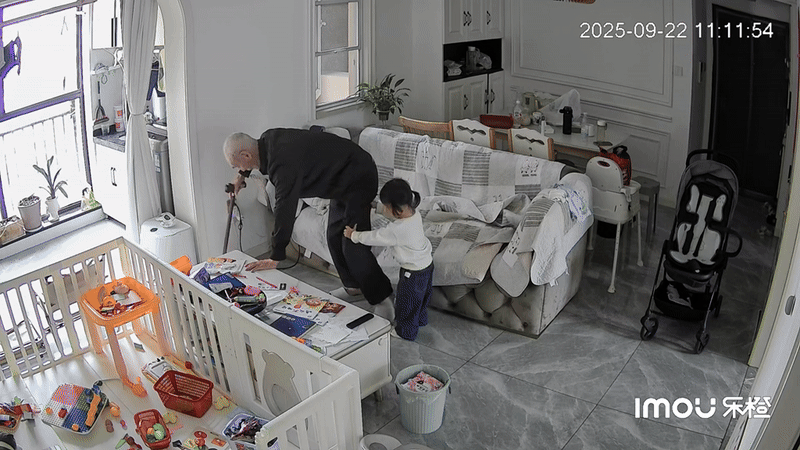 Camera giám sát ghi lại hành động của bé gái 2 tuổi: "Nuôi được con thế này đúng là có phước 3 đời"- Ảnh 2.