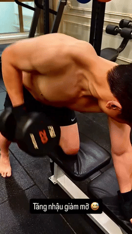 Thiếu gia nhà bầu Hiển độ body: 36 tuổi cực phong độ, cơ bụng 6 múi chuẩn không cần chỉnh- Ảnh 1.