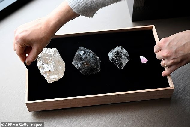 Hé lộ viên kim cương cỡ lớn hiếm có nhất trong hơn một thế kỷ- Ảnh 3.