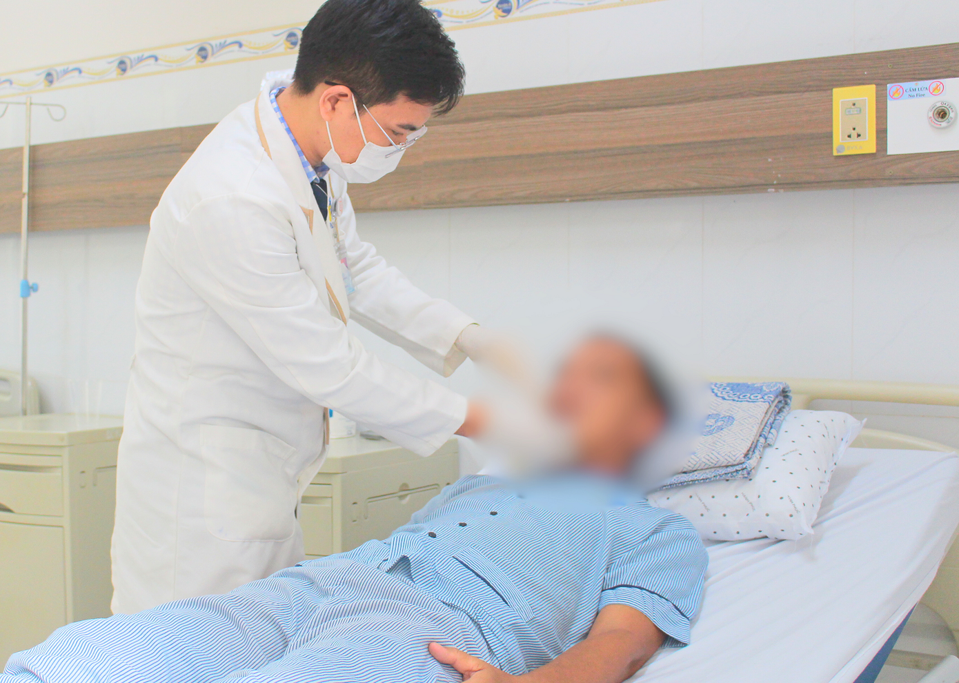 Người Đàn Ông Nhập Viện Với Khúc Cây Xuyên Vào Thái Dương- Ảnh 2. Người Đàn Ông Nhập Viện Với Khúc Cây Xuyên Vào Thái Dương- Ảnh 2.