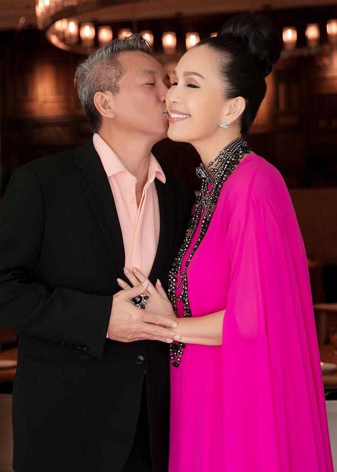 Mỹ nhân Vbiz U65 vẫn không ai qua nổi: Được phong "Hoa hậu không ngai", suốt 40 năm không ăn cơm- Ảnh 9. Mỹ nhân Vbiz U65 vẫn không ai qua nổi: Được phong "Hoa hậu không ngai", suốt 40 năm không ăn cơm- Ảnh 9.