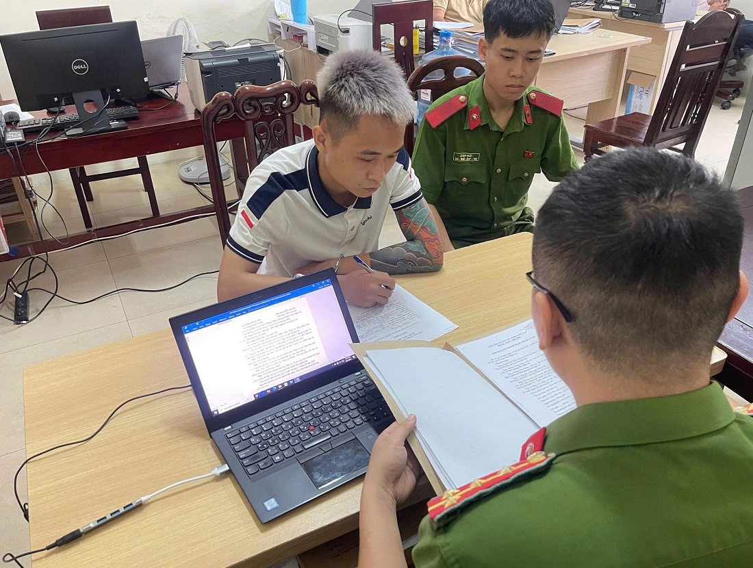 Đột kích nhà riêng, bắt 'ông trùm' Nguyễn Hồng Quân sinh năm 2006- Ảnh 1. Đột kích nhà riêng, bắt 'ông trùm' Nguyễn Hồng Quân sinh năm 2006- Ảnh 1.