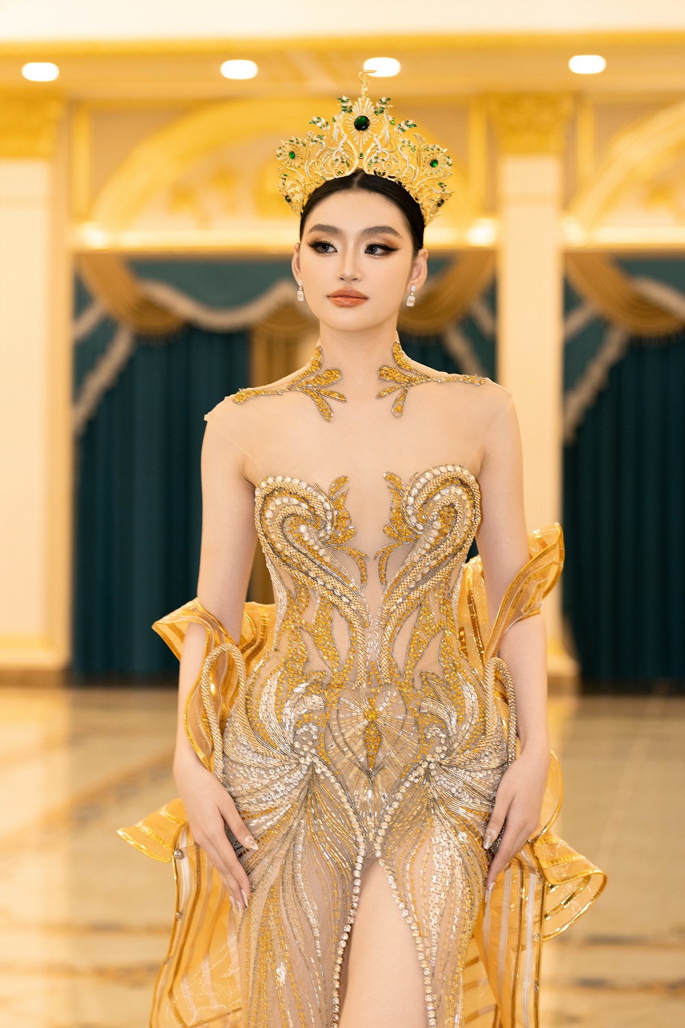 Hoa hậu Yến Nhi gặp sự cố trong lễ trao sach đi thi Miss Grand International 2025- Ảnh 2. Hoa hậu Yến Nhi gặp sự cố trong lễ trao sach đi thi Miss Grand International 2025- Ảnh 2.