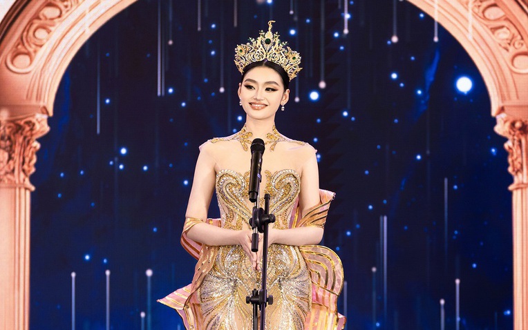 Hoa hậu Yến Nhi gặp sự cố trong lễ trao sach đi thi Miss Grand International 2025- Ảnh 1. Hoa hậu Yến Nhi gặp sự cố trong lễ trao sach đi thi Miss Grand International 2025- Ảnh 1.