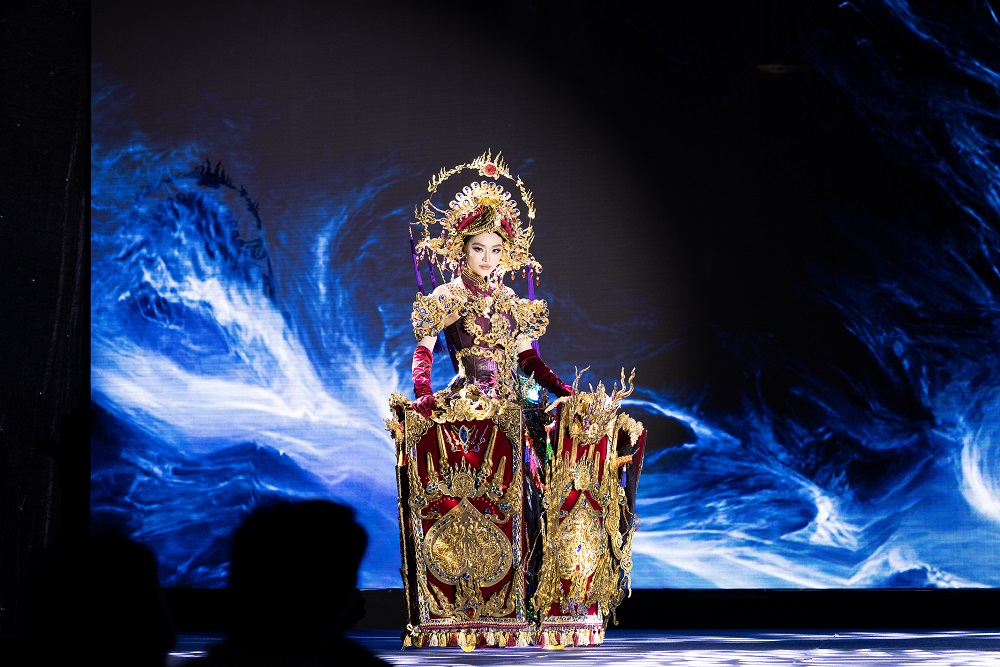 Hoa hậu Yến Nhi gặp sự cố trong lễ trao sach đi thi Miss Grand International 2025- Ảnh 4. Hoa hậu Yến Nhi gặp sự cố trong lễ trao sach đi thi Miss Grand International 2025- Ảnh 4.