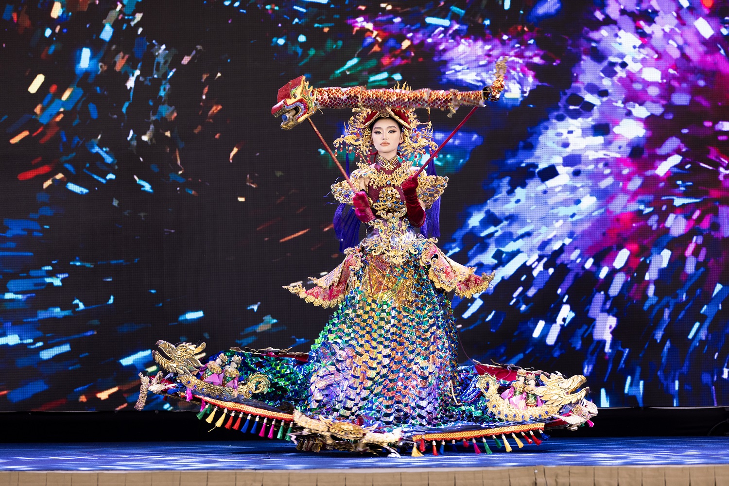 Hoa hậu Yến Nhi gặp sự cố trong lễ trao sach đi thi Miss Grand International 2025- Ảnh 3. Hoa hậu Yến Nhi gặp sự cố trong lễ trao sach đi thi Miss Grand International 2025- Ảnh 3.