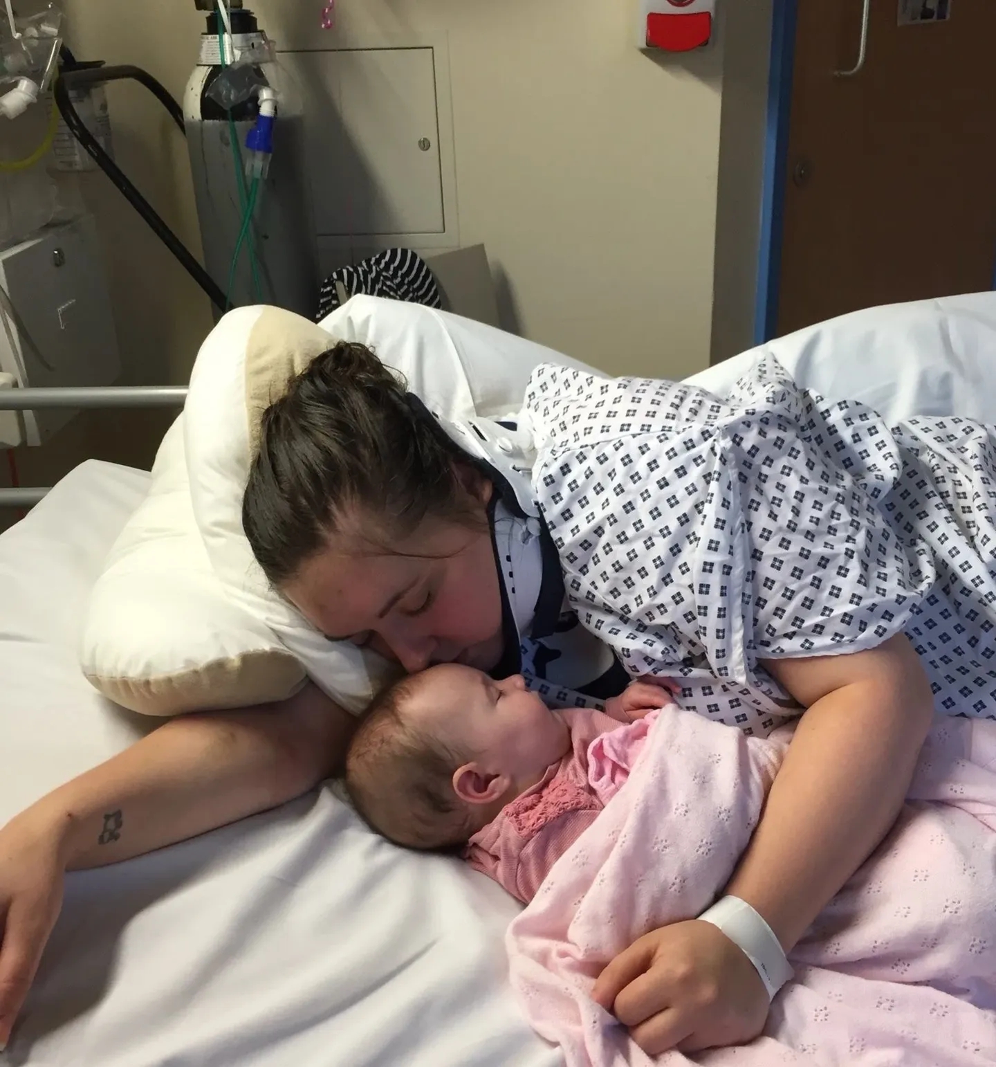 Gãy cổ, liệt nửa người chỉ vì... ngáp- Ảnh 1.