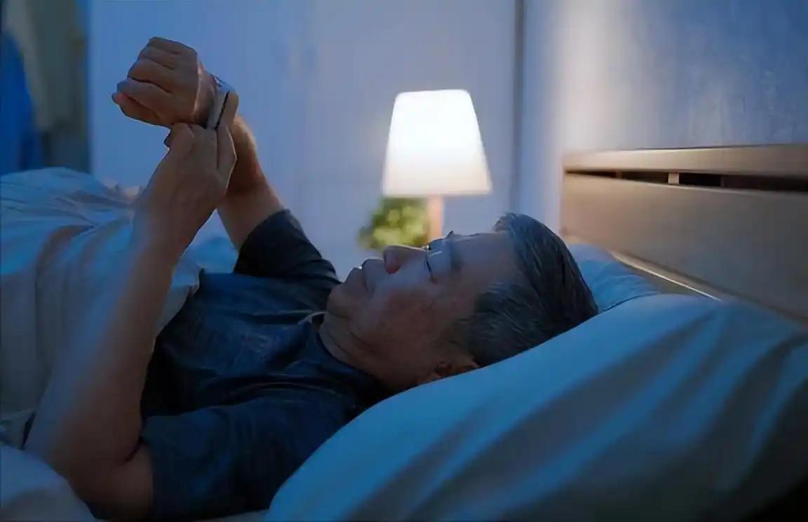 Người Cao Tuổi Đi Ngủ Quá Sớm Có Nguy Cơ Gì? Nhiều Bác Sĩ Khuyên Người Trên 65 Tuổi Nên Cố Gắng Ngủ Vào Thời Điểm Này- Ảnh 1. Người Cao Tuổi Đi Ngủ Quá Sớm Có Nguy Cơ Gì? Nhiều Bác Sĩ Khuyên Người Trên 65 Tuổi Nên Cố Gắng Ngủ Vào Thời Điểm Này- Ảnh 1.