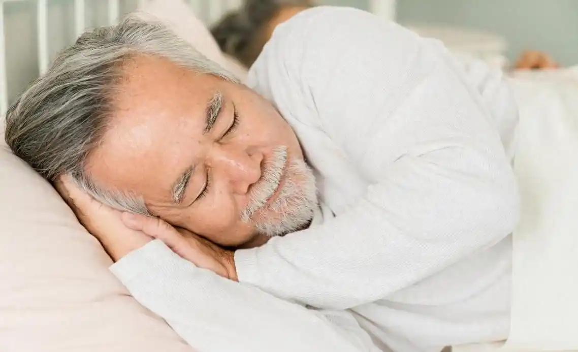 Người Cao Tuổi Đi Ngủ Quá Sớm Có Nguy Cơ Gì? Nhiều Bác Sĩ Khuyên Người Trên 65 Tuổi Nên Cố Gắng Ngủ Vào Thời Điểm Này- Ảnh 2. Người Cao Tuổi Đi Ngủ Quá Sớm Có Nguy Cơ Gì? Nhiều Bác Sĩ Khuyên Người Trên 65 Tuổi Nên Cố Gắng Ngủ Vào Thời Điểm Này- Ảnh 2.
