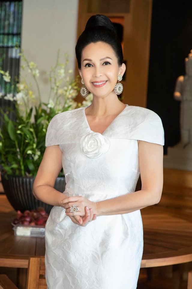 Mỹ nhân Vbiz U65 vẫn không ai qua nổi: Được phong "Hoa hậu không ngai", suốt 40 năm không ăn cơm- Ảnh 4. Mỹ nhân Vbiz U65 vẫn không ai qua nổi: Được phong "Hoa hậu không ngai", suốt 40 năm không ăn cơm- Ảnh 4.