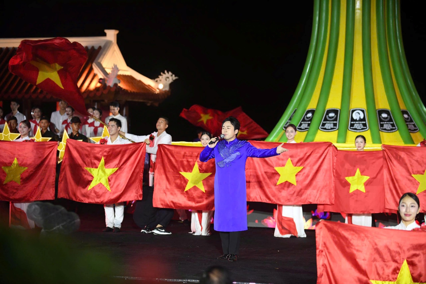 Những huyền thoại bất tử b&ecirc;n d&ograve;ng s&ocirc;ng xanh Long Đại- Ảnh 3.