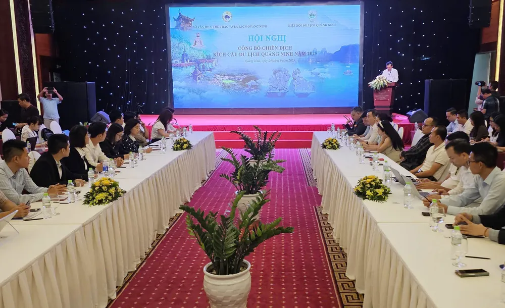 Tuyệt vời: Khách tới Quảng Ninh du lịch được tặng một lon bia và một suất chả mực- Ảnh 1.