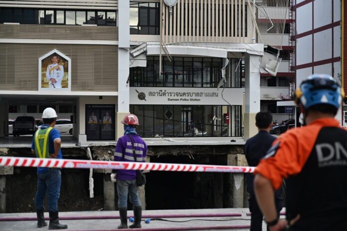 Vụ "hố tử thần" sâu 50m giữa lòng Bangkok: Hơn 50.000 bao cát được dùng để lấp khe hở, hé lộ nguyên nhân ban đầu- Ảnh 2.