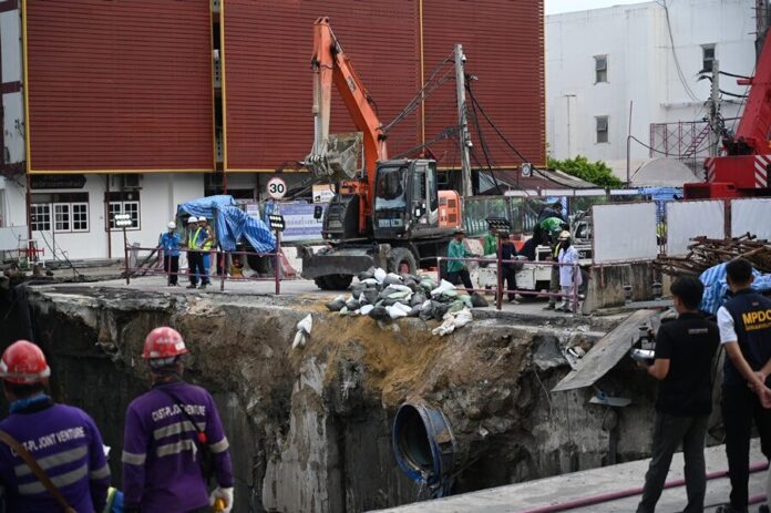 Vụ "hố tử thần" sâu 50m giữa lòng Bangkok: Hơn 50.000 bao cát được dùng để lấp khe hở, hé lộ nguyên nhân ban đầu- Ảnh 3.