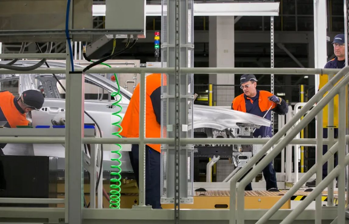 Từng hứa đến năm 2030 chỉ bán ô tô điện, Volvo bất ngờ 'quay xe' làm hybrid- Ảnh 2.